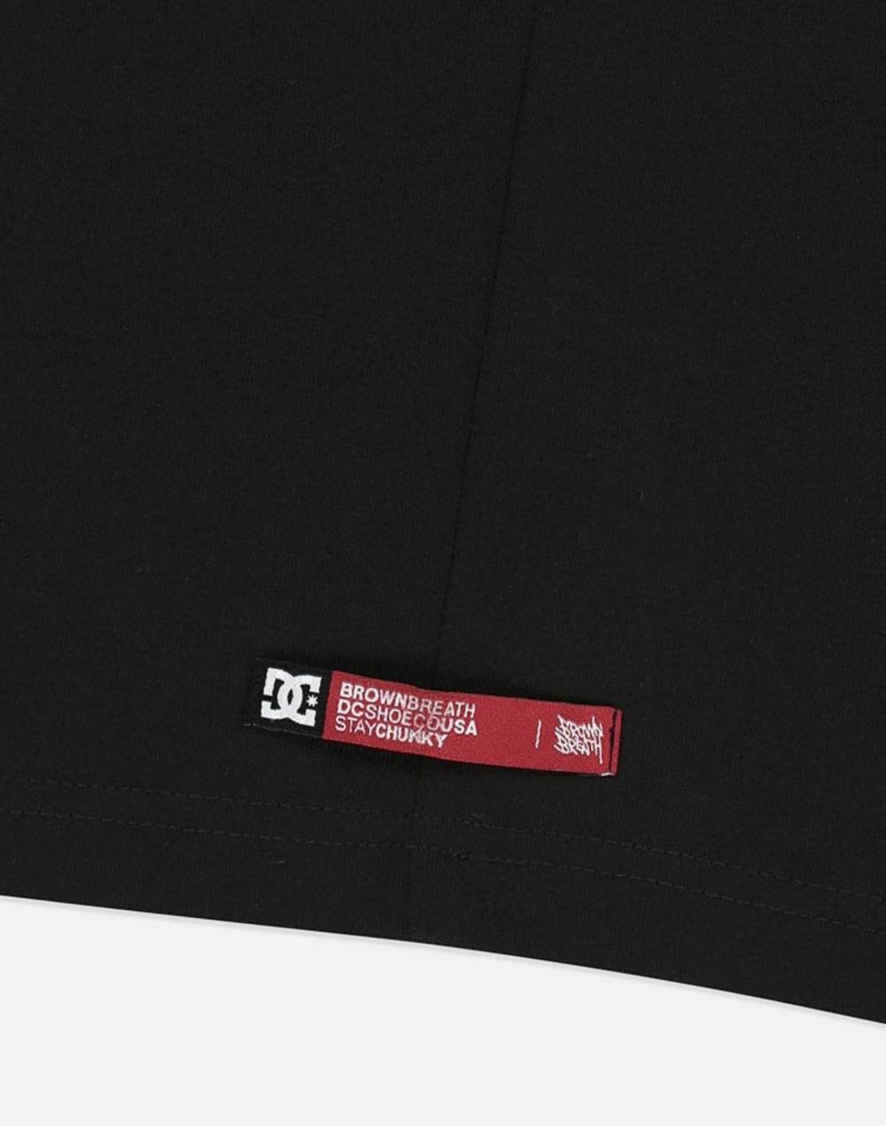 DC X BROWNBREATH STAND SL TEE (DG21ST904BLA)